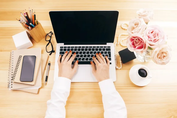 Mains féminines utilisant un ordinateur — Photo