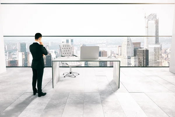 Homme réfléchi dans le bureau — Photo