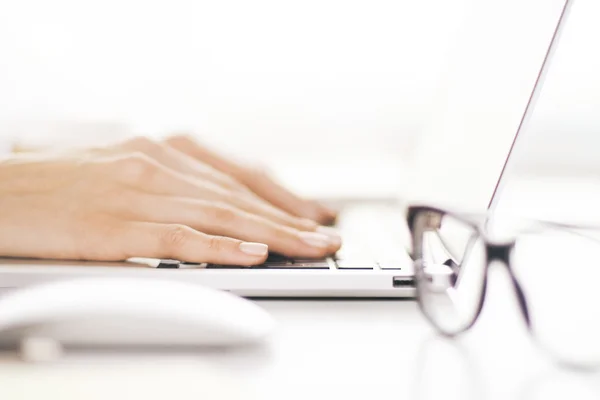 Primer plano de las manos de mujer de negocios tirando del teclado portátil — Foto de Stock