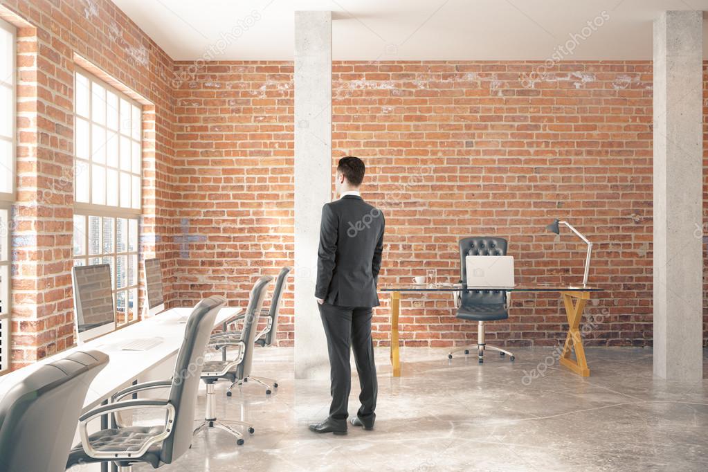 Mann in rotem Backstein-Büro — Stockfoto © peshkov #112308432