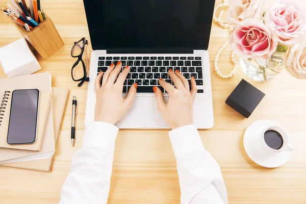 Dactylographie féminine sur clavier — Photo