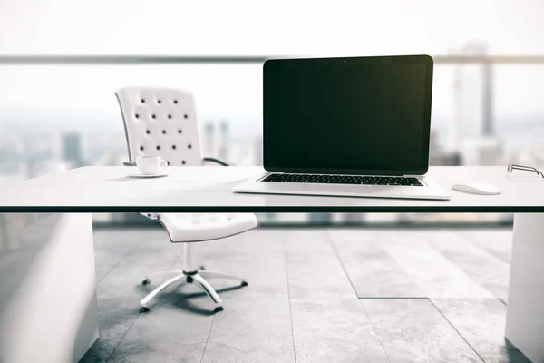 Laptop em branco no escritório — Fotografia de Stock