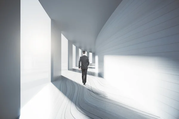 Hombre caminando por el pasillo — Foto de Stock