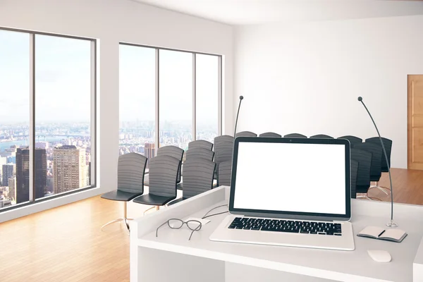 Sala de conferências com laptop branco — Fotografia de Stock