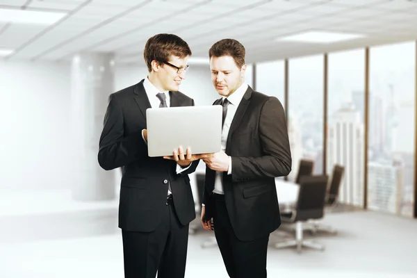 Empresarios discutiendo proyecto — Foto de Stock