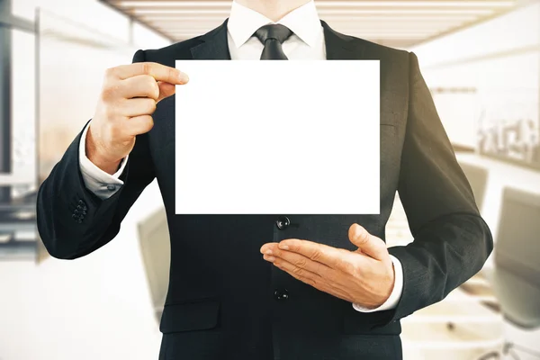 Homem segurando quadro branco em branco — Fotografia de Stock