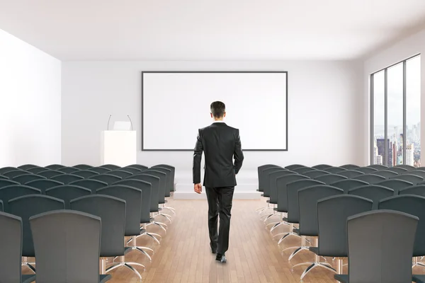 Empresário em sala de conferências interior — Fotografia de Stock