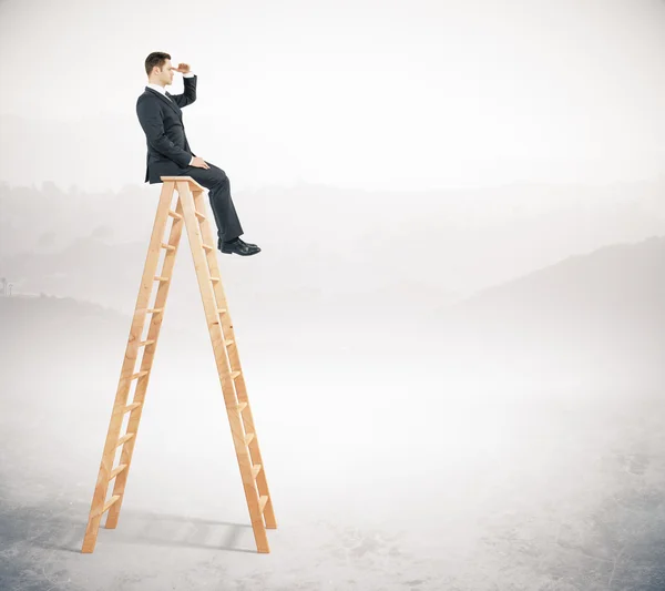 Concetto di ricerca con l'uomo d'affari seduto sulla cima della scala e guardando in lontananza su sfondo grigio astratto — Foto Stock