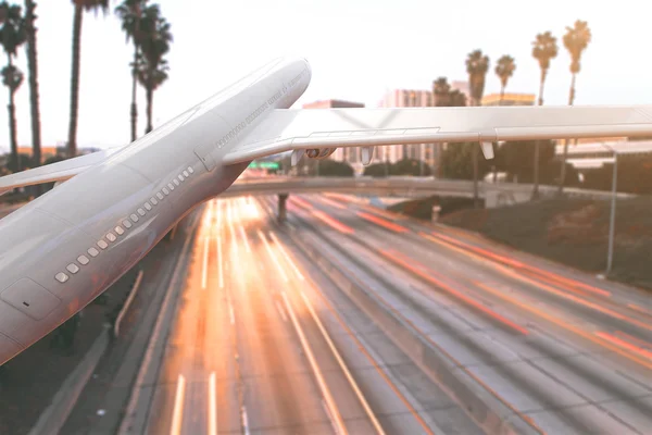 Avión blanco volando sobre la calle. Renderizado 3D — Foto de Stock