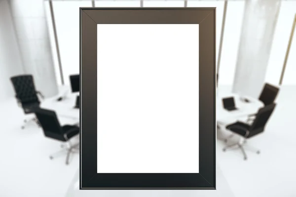 Cartel en blanco en el interior de una sala de conferencias con mesa redonda. Renderizado 3D —  Fotos de Stock