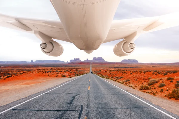 Flugzeug fliegt über die Wüste — Stockfoto