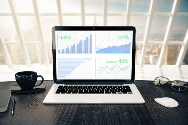 Laptop mit Business Charts — Stockfoto