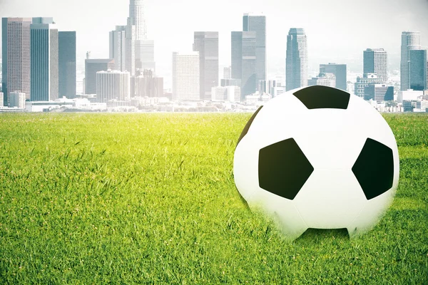 Fotboll på staden bakgrund — Stockfoto