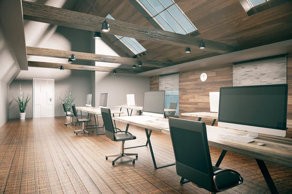 Oficina de coworking con monitor de ordenador en blanco, suelo de madera, paredes y techo. Interior de estilo rural. Maquillaje, renderizado 3D — Foto de Stock