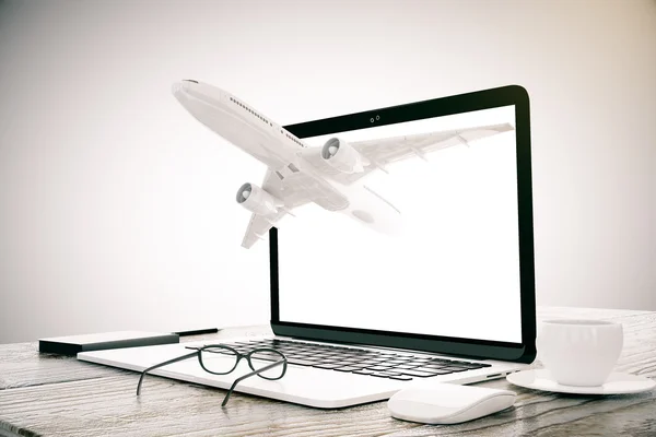 Laptop mit Flugzeug — Stockfoto