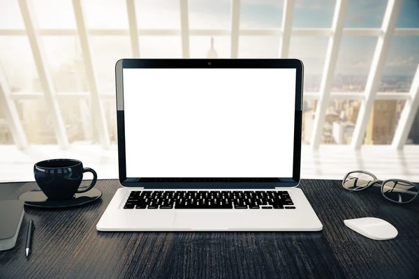Leerer weißer Laptop auf dem Schreibtisch — Stockfoto