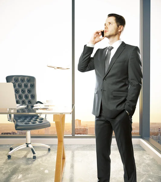 Mann telefoniert im Büro — Stockfoto