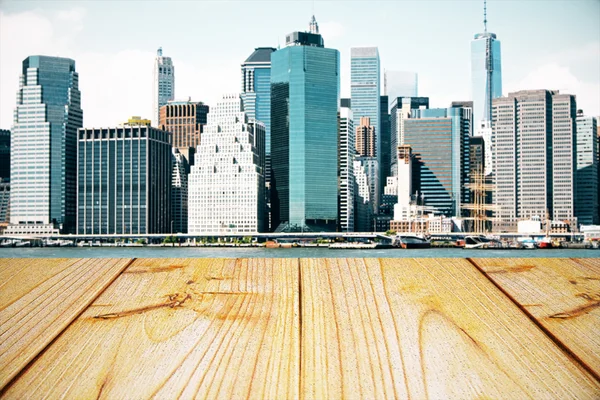 Tavolo in legno vuoto, sfondo paesaggio urbano — Foto Stock