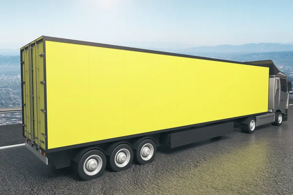Sarı kamyon römork portre — Stok fotoğraf