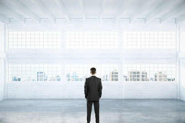 Homme debout dans un hangar vide — Photo