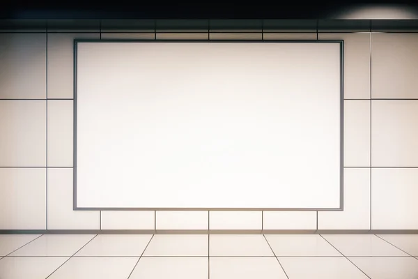Пустой рекламный щит в интерьере плитки — стоковое фото