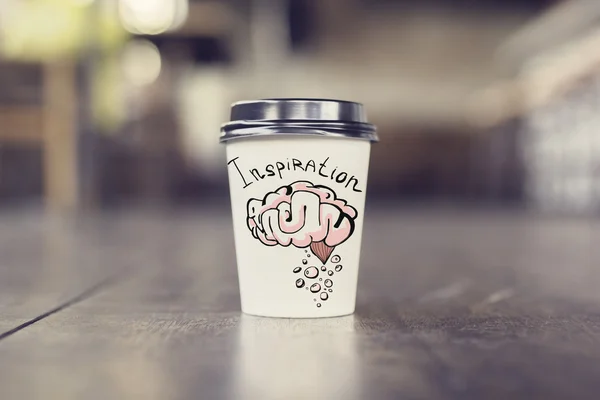 나무 바닥에 뇌 스케치와 테이크 아웃 커피 컵. 인스파이어 컨셉 — 스톡 사진