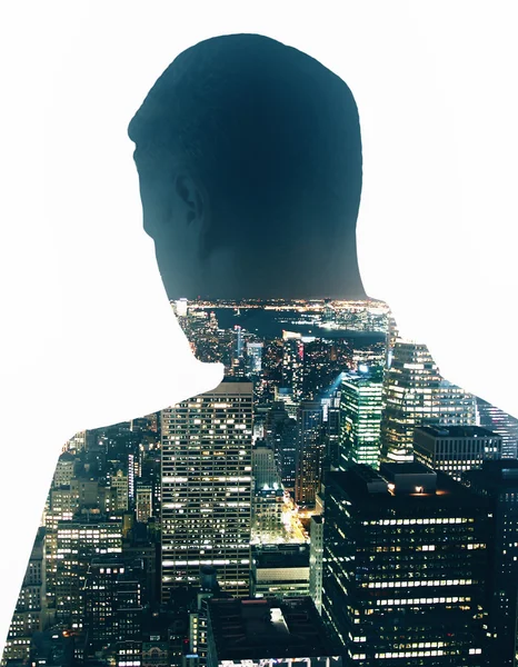 Reflexiva silueta de hombre de negocios en el fondo de la ciudad de noche. Concepto de investigación. Doble exposición — Foto de Stock
