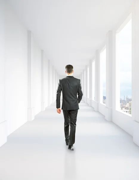 Homme marchant dans le couloir intérieur — Photo