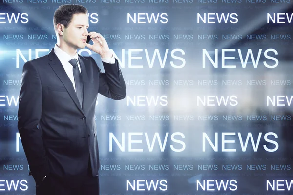 Empresario Hablando Por Teléfono Fondo Las Inscripciones Noticias Doble Exposición —  Fotos de Stock