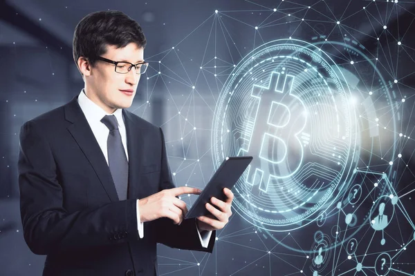 Hombre Trabajando Con Tableta Digital Símbolo Bitcoin Fondo Concepto Criptomoneda — Foto de Stock