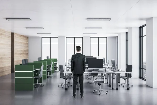 Forretningsmann Dress Står Kontorets Interiør Med Datamaskiner Grønt Bord Arbeidsplass – stockfoto