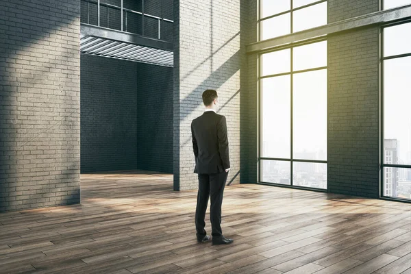 Homme Affaires Debout Dans Galerie Intérieur Avec Grandes Fenêtres Concept — Photo