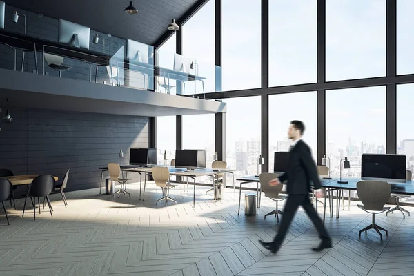 Üzletember Sétál Kétszintes Loft Iroda Belsejében Számítógépekkel Asztalon Megapolisi Kilátás — Stock Fotó