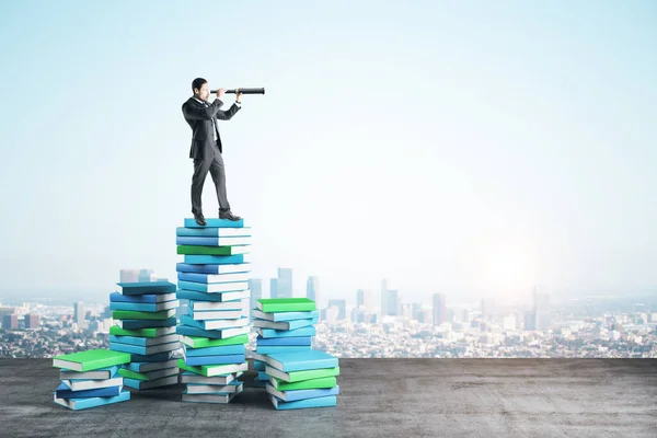 Empresario Con Telescopio Libros Color Sobre Fondo Ciudad Concepto Crecimiento — Foto de Stock