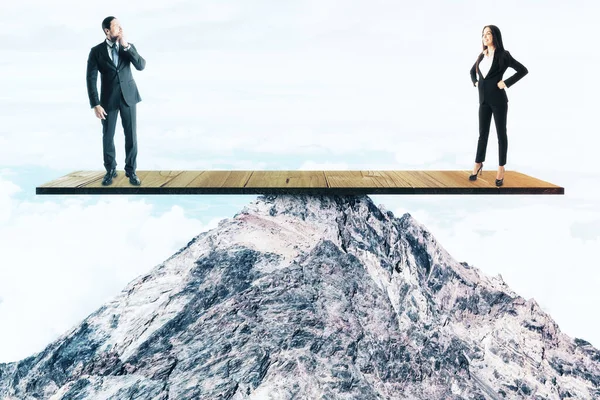 Twee Zakenmensen Die Een Houten Plank Een Bergtop Staan Leiderschap — Stockfoto