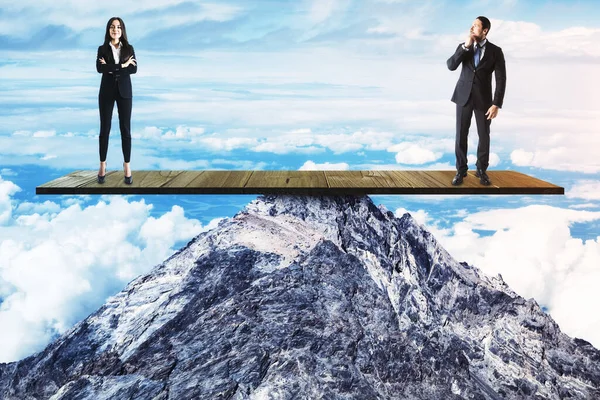 Zakenvrouw Zakenman Staan Houten Plank Bergtop Leiderschap Uitdagingsconcept — Stockfoto