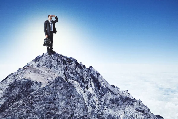 Joven Hombre Negocios Mirando Distancia Desde Acantilado Montaña Busca Solución — Foto de Stock