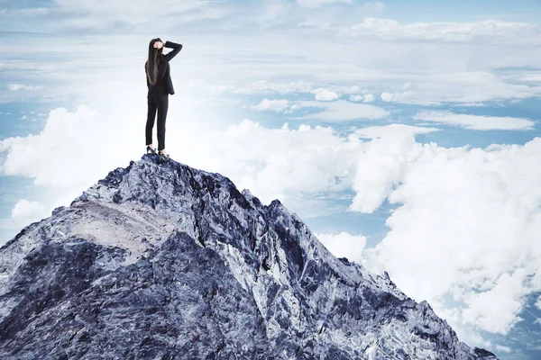 Young Businesswoman Standing Mountain Peak Leadership Success Concept — Stock Photo, Image