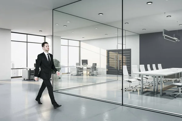 Бізнесмен Ходить Сучасній Кімнаті Зустрічей Горищі Столом Переговорів Скляною Стіною — стокове фото