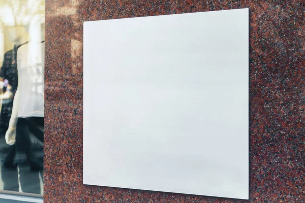 Weißes Quadratisches Schild Mit Leerraum Für Ihr Logo Der Marmorwand — Stockfoto