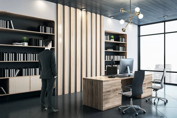 사업가가 관리자의 사무실에 책가방과 컴퓨터 탁자와 전망에 직장과 회사의 — 스톡 사진