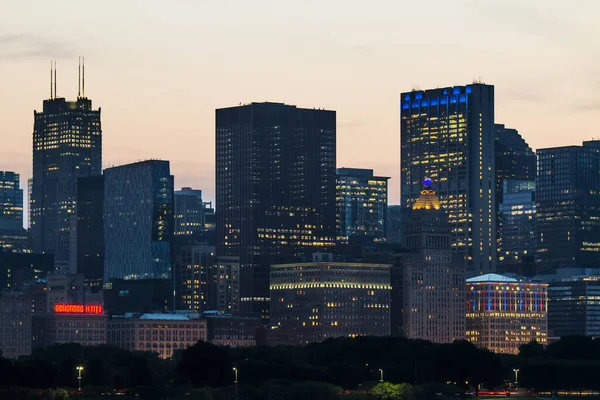 Schöne Wolkenkratzer Chicago Abend — Stockfoto