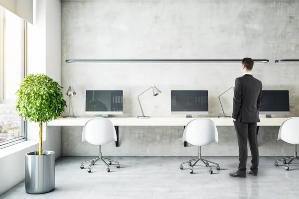 Jovem Empresário Escritório Moderno Com Mesa Computador Com Tela Branco — Fotografia de Stock