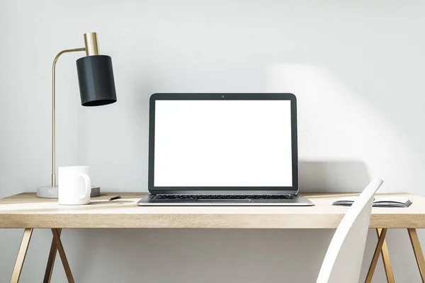 Oficina Contemporánea Portátil Con Pantalla Blanco Mesa Tecnología Concepto Negocio —  Fotos de Stock