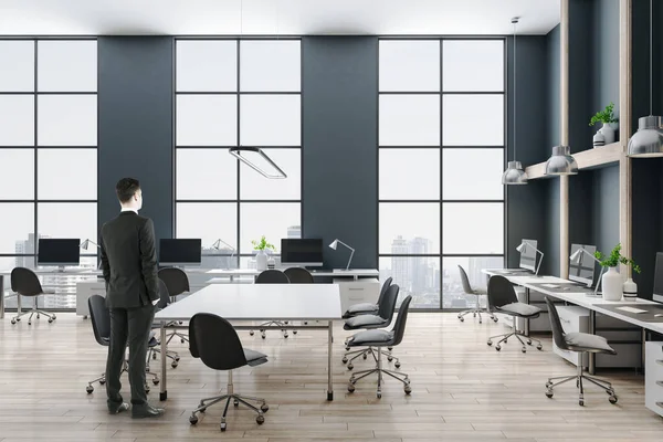 Zakenman Staat Comfortabele Kantoor Lobby Interieur Met Vergadertafel Computers Uitzicht — Stockfoto