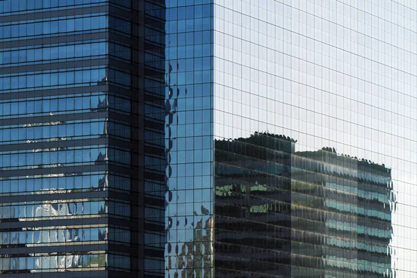 Ventanas Abstractas Del Edificio Oficinas Con Hermosos Reflejos Primer Plano —  Fotos de Stock