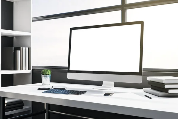 Tempat Kerja Kantor Kontemporer Dengan Monitor Komputer Dan Pemandangan Kota — Stok Foto