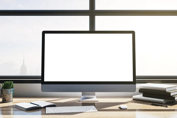 Moderner Designerarbeitsplatz Mit Leerem Computerbildschirm Und Stadtblick Mock Arbeitsplatz Und — Stockfoto
