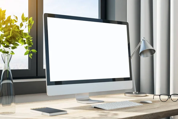 Blanco Witte Computer Monitor Scherm Tafel Kantoor Met Megapolis Uitzicht — Stockfoto