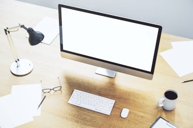 Boş beyaz bilgisayar ekranı olan tasarımcı masaüstü. İş yeri ve yaşam tarzı konsepti. Modifiye et, 3B Hazırlama